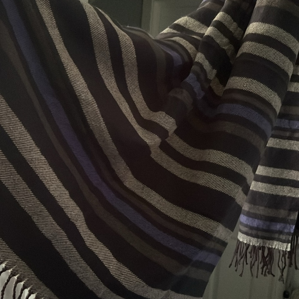Large Scarf - Picture 3 of 5